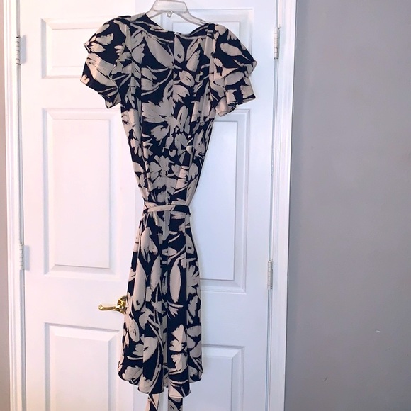 DKNY Women's Printed Flutter Sleeve Surplice Neckline Dress 10 - Picture 3 of 8